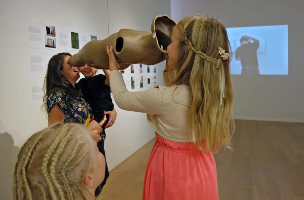 JUGAR AL ARTE . MÁS ALLÁ DE LA VISTA. c Barbara Eisner Escala B