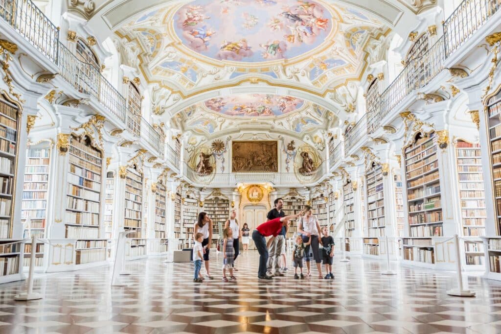 Abbaye d'Admont - La plus grande bibliothèque monastique du monde avec sa famille © Thomas Sattler